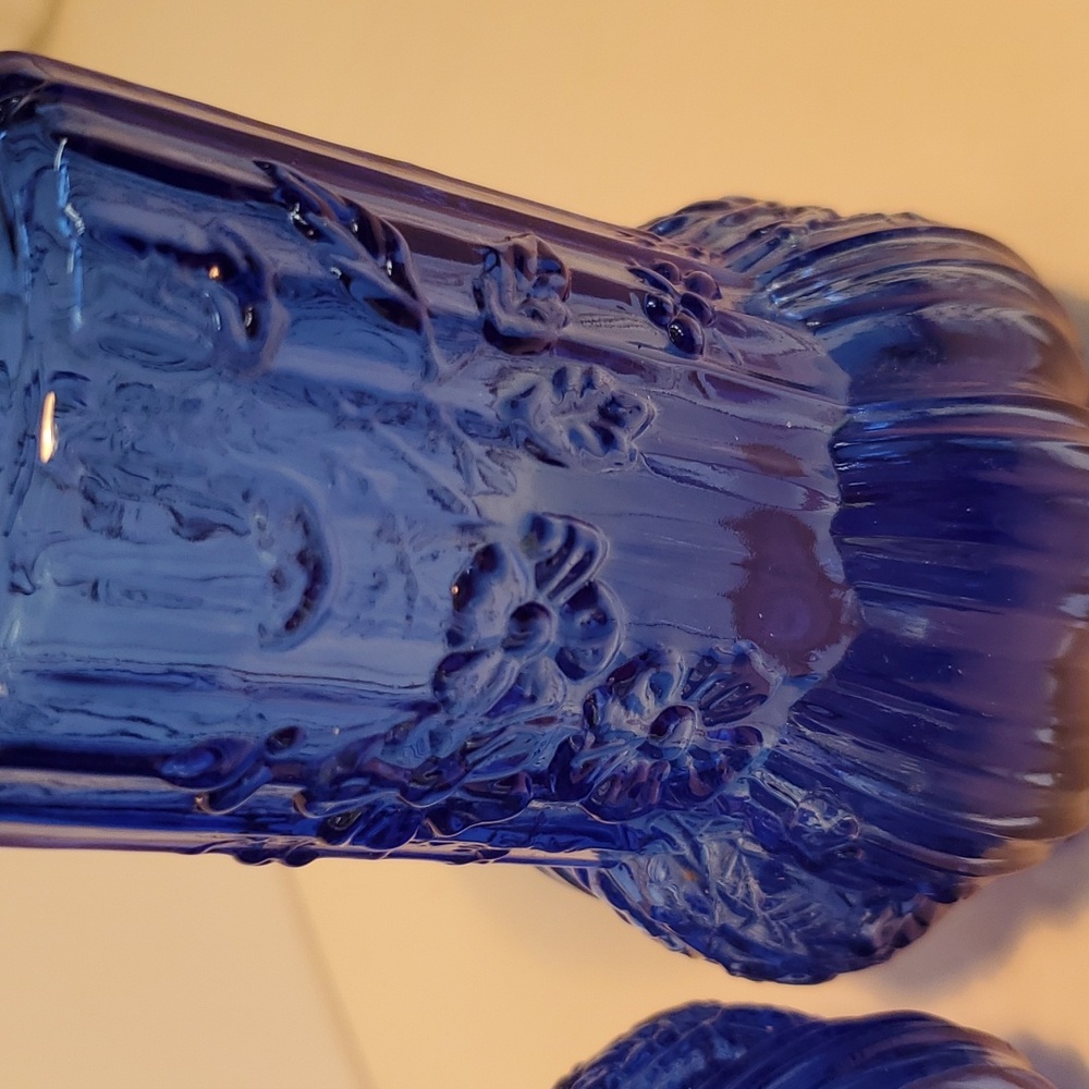 Vtg Cobalt Blue Glass Spice Shakers 5" Floral Design Aluminum Screw Top Set of 2 - Picture 7 of 9